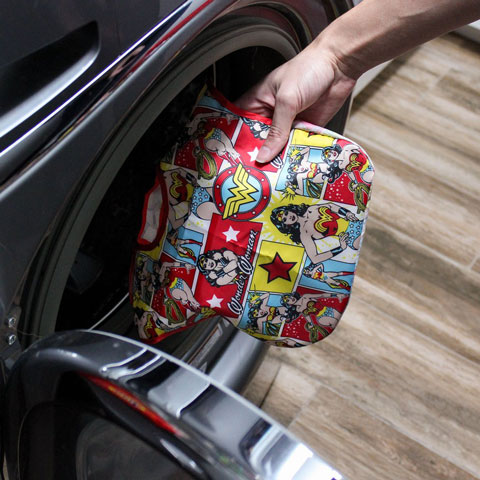 Pack de 2 super-bavoirs imperméables Wonder Woman Pack de 2 super-bavoirs imperméables Wonder Woman