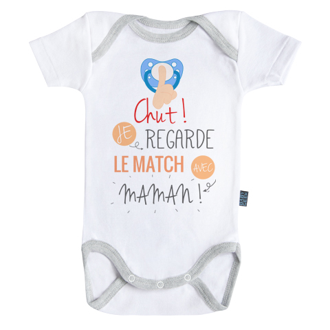 Chut ! Je regarde le match avec maman - Body Bébé manches courtes - Coton - Blanc - Coutures grises Chut ! Je regarde le match avec maman - Body Bébé manches courtes - Coton - Blanc - Coutures grises