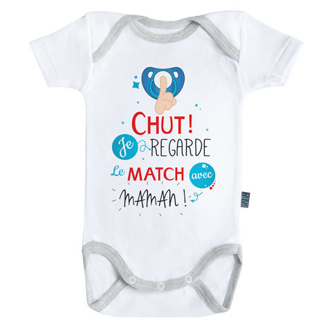 Chut je regarde le match avec maman V2 - Body Bébé manches courtes - Coton - Blanc - Coutures grises Chut je regarde le match avec maman V2 - Body Bébé manches courtes - Coton - Blanc - Coutures grises